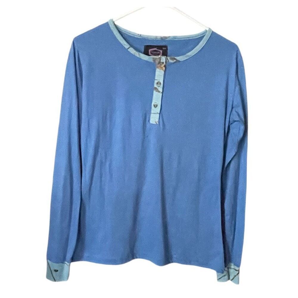 Yukon Gear size M Henley styled top. Blue cameo trim print